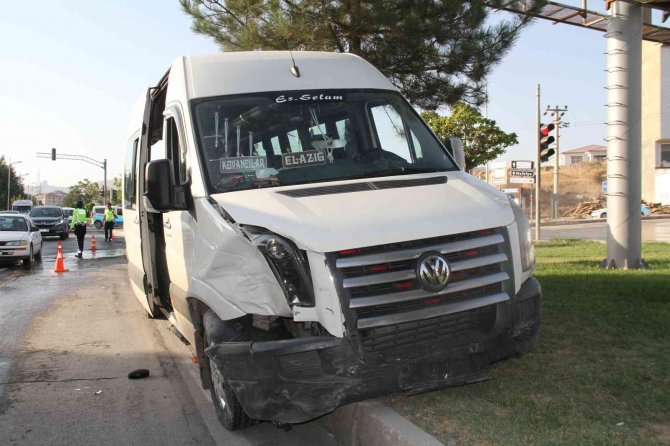 Elazığ’da Yolcu Minibüsü İle Otomobil Çarpıştı: 8 Yaralı