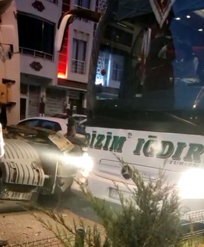 Horasan’da Çekici İle Yolcu Otobüsü Çarpıştı