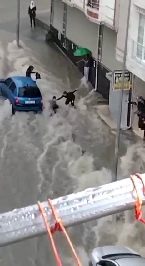 Esenyurt’ta Sulara Kapılan Bir Çocuk Son Anda Kurtarıldı