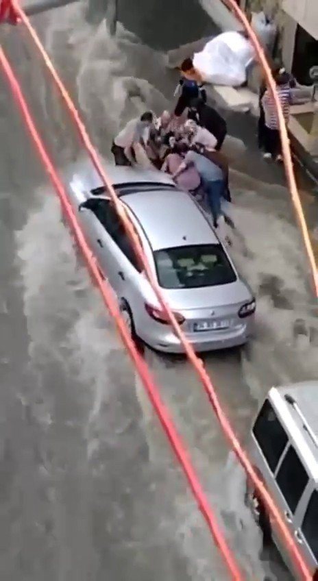 Esenyurt’ta Sulara Kapılan Bir Çocuk Son Anda Kurtarıldı
