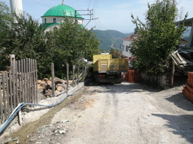 Freni Boşalan Kamyon Cami Avlusuna Daldı: 1 Yaralı