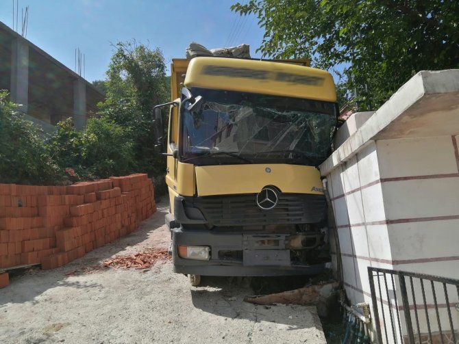 Freni Boşalan Kamyon Cami Avlusuna Daldı: 1 Yaralı
