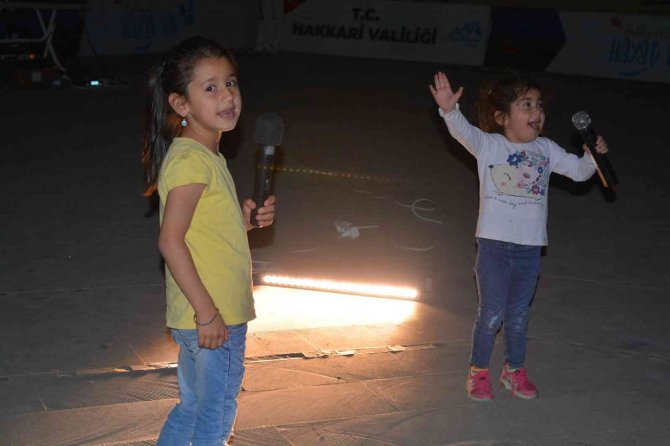 Miniklerden İnanılmaz Sahne Performansı