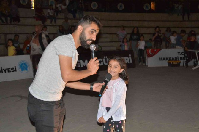 Miniklerden İnanılmaz Sahne Performansı