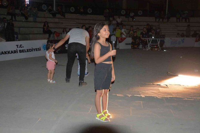 Miniklerden İnanılmaz Sahne Performansı