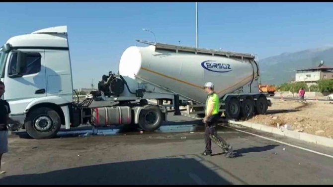 Hatay’da Sıkıştırılan Beton Mikseri Kaza Yaptı: 1 Yaralı