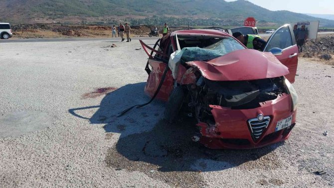 Hatay’da Tır İle Çırpışan Otomobilin Sürücüsü Yaralandı