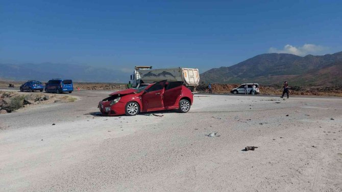 Hatay’da Tır İle Çırpışan Otomobilin Sürücüsü Yaralandı
