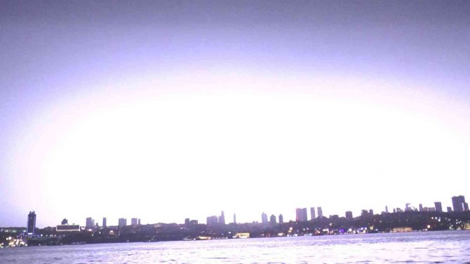 İ̇stanbul’da Şimşek Ve Yıldırımlar Geceyi Aydınlattı