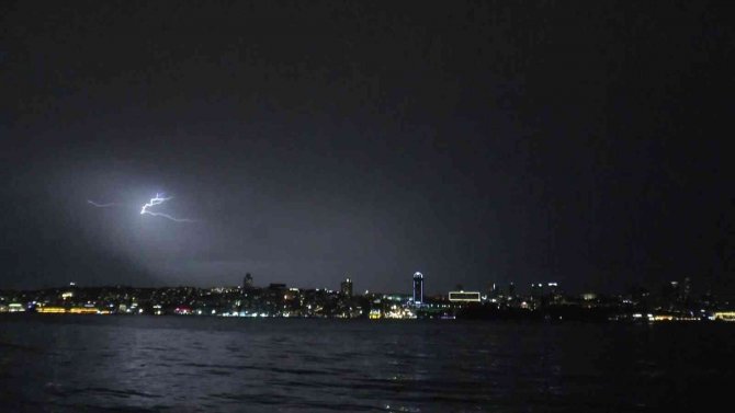 İ̇stanbul’da Şimşek Ve Yıldırımlar Geceyi Aydınlattı