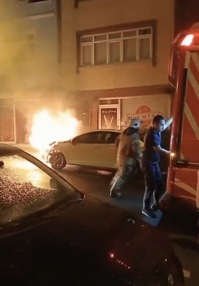 Fatih’te Park Halindeki Otomobil Alev Alev Yandı