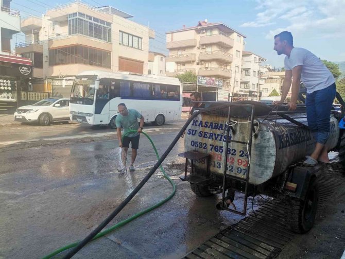 İ̇zmir 15 Dakikada Sağanağa Teslim Oldu