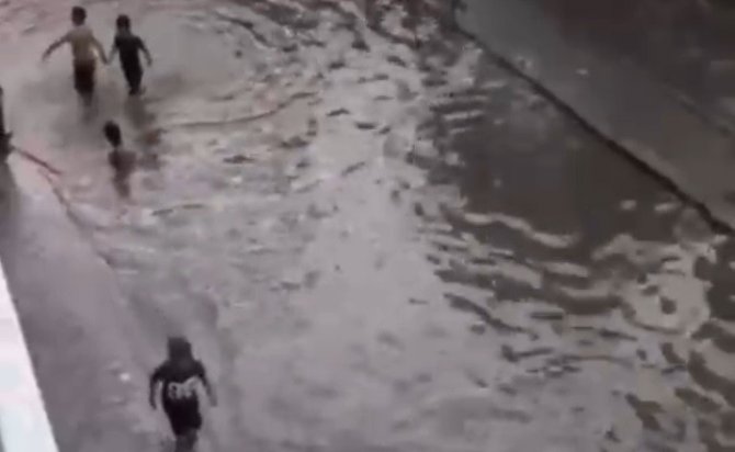 İ̇zmir’de Göle Dönen Sokakta Çocuklar Yüzdü