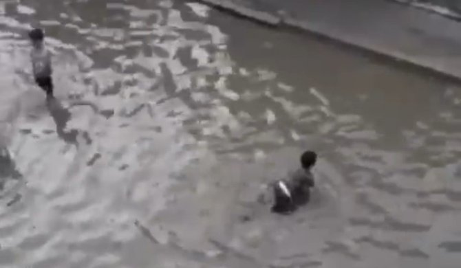 İ̇zmir’de Göle Dönen Sokakta Çocuklar Yüzdü