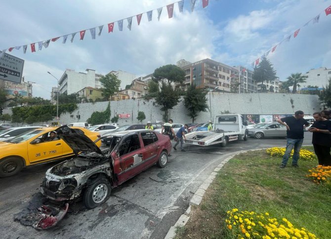 İ̇zmir’de Alev Topuna Dönen Araç Kullanılamaz Hale Geldi