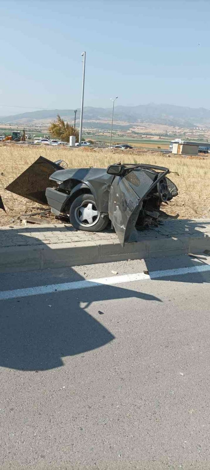 Otomobil İkiye Bölündü, Sürücü Yaralandı
