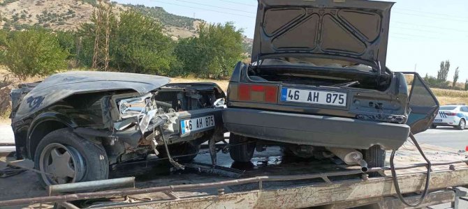 Otomobil İkiye Bölündü, Sürücü Yaralandı