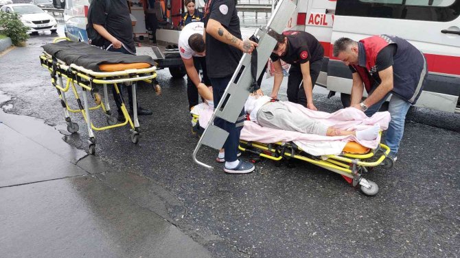 Küçükçekmece’de Hasta Taşıyan Ambulansa Kamyonet Çarptı