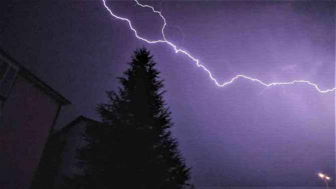 Geceyi Gündüze Çeviren Şimşekler Eşsiz Görüntüler Oluşturdu