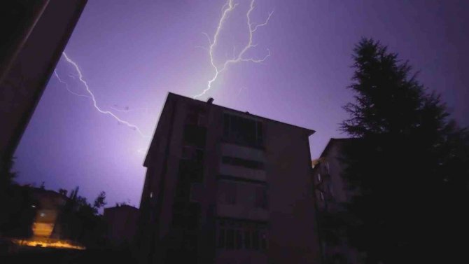 Geceyi Gündüze Çeviren Şimşekler Eşsiz Görüntüler Oluşturdu