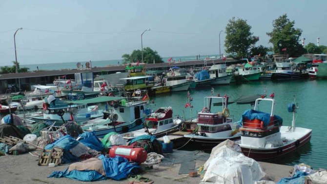 Karadeniz’de Balıkçılar Gün Sayıyor