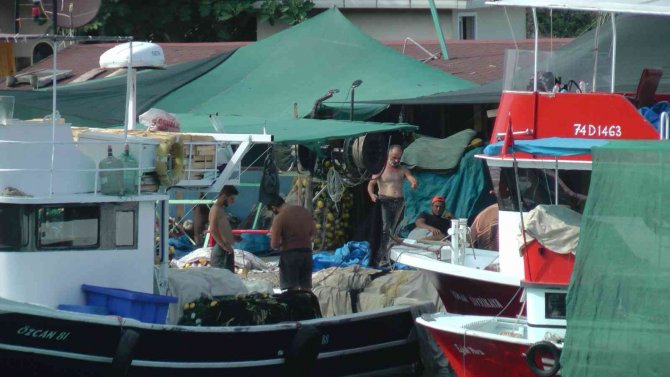 Karadeniz’de Balıkçılar Gün Sayıyor