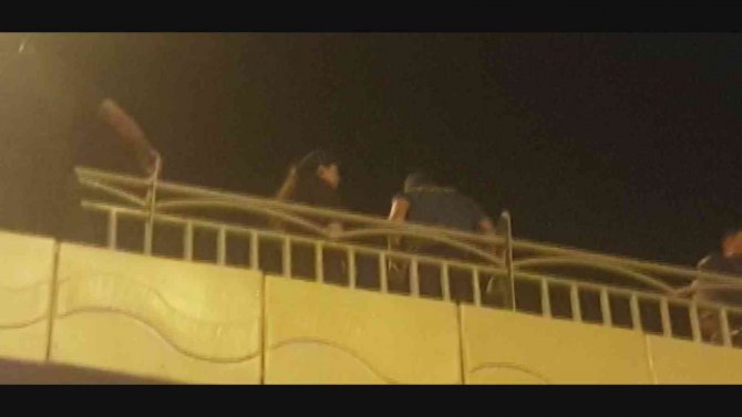 Üst Geçitten Atlamak İsteyen 2 Kadını Ekipler Havada Yakaladı