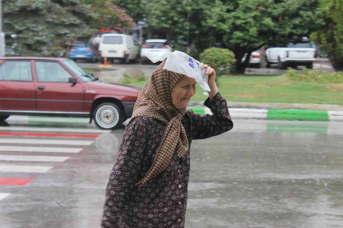 Kırklareli’nde Sağanak Yağış Etkili Oluyor