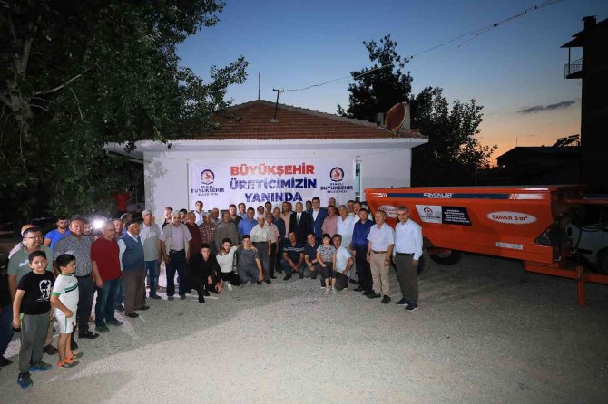 Çiftçilere İhtiyaçları Olan Katı Gübre Dağıtma Römorku Hibe Edildi