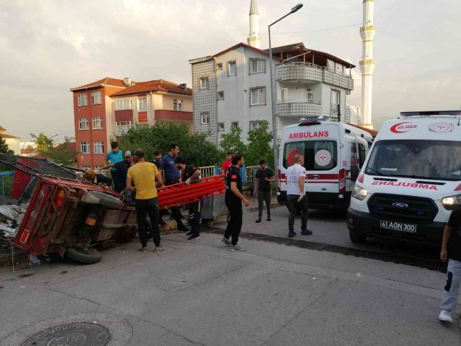 Freni Patlayan Elektrikli Motosiklet Devrildi: 2 Yaralı