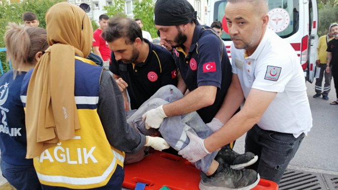 Freni Patlayan Elektrikli Motosiklet Devrildi: 2 Yaralı
