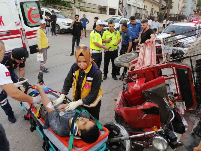 Freni Patlayan Elektrikli Motosiklet Devrildi: 2 Yaralı