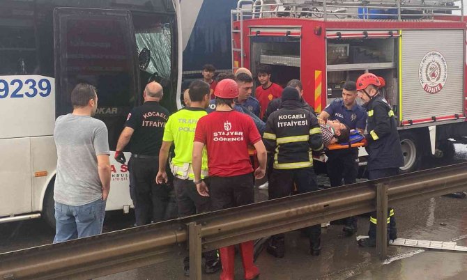 D-100’de Zincirleme Kaza, Araçta Sıkışan Sürücüyü İtfaiye Ekipleri Kurtardı