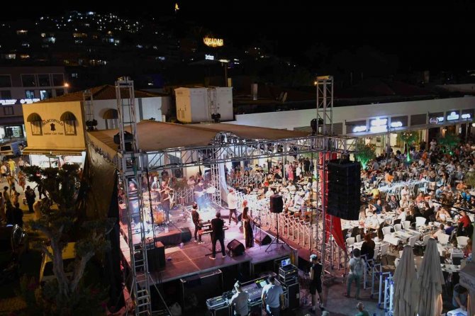 Kuşadalılar Balıkçılar Meydanı’nda Doyasıya Eğlendi