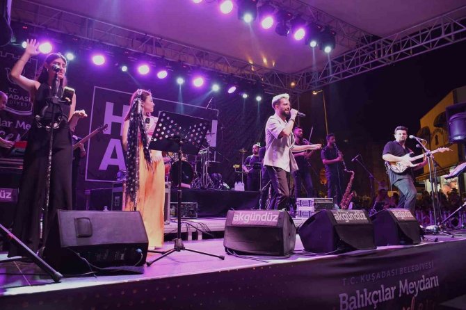 Kuşadalılar Balıkçılar Meydanı’nda Doyasıya Eğlendi