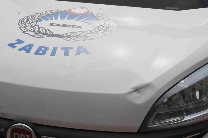 Kuşadası Belediyesi’nin Zabıta Aracına Çirkin Saldırı