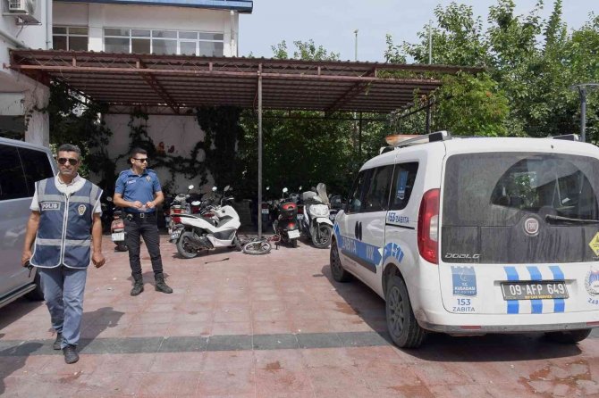 Kuşadası Belediyesi’nin Zabıta Aracına Çirkin Saldırı