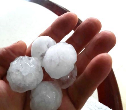 Kütahya’nın Tavşanlı İlçesinde Ceviz Büyüklüğünde Dolu Yağdı