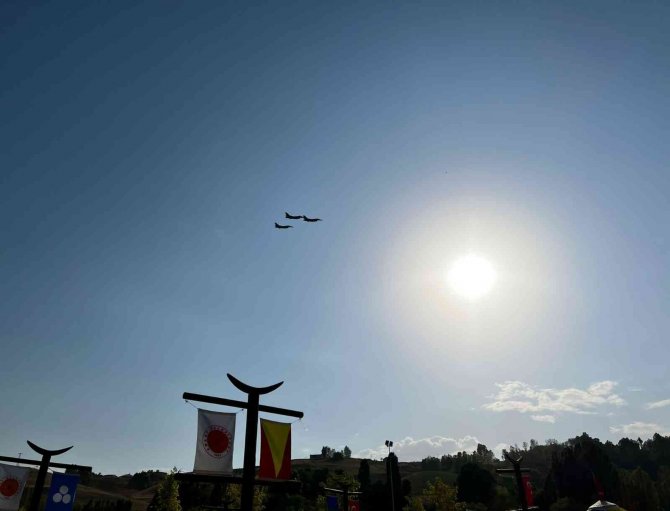 Ahlat’ta F-16 Gösteri Uçuşu