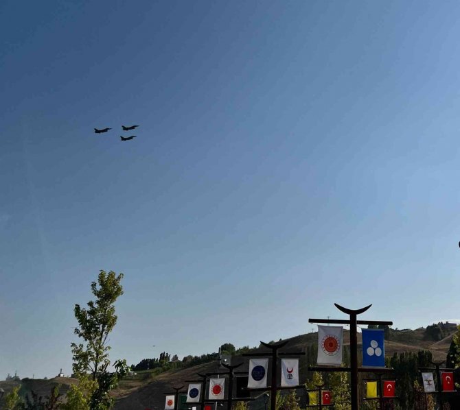 Ahlat’ta F-16 Gösteri Uçuşu