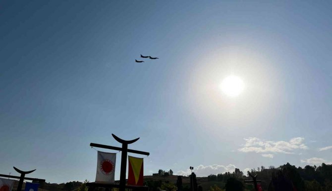 Ahlat’ta F-16 Gösteri Uçuşu