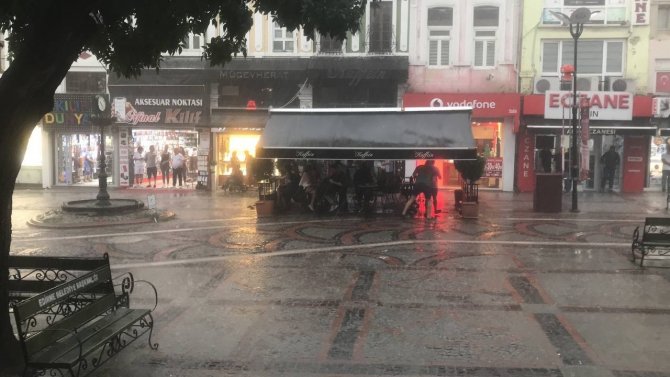 Edirne’de Kuvvetli Yağış Etkili Oldu