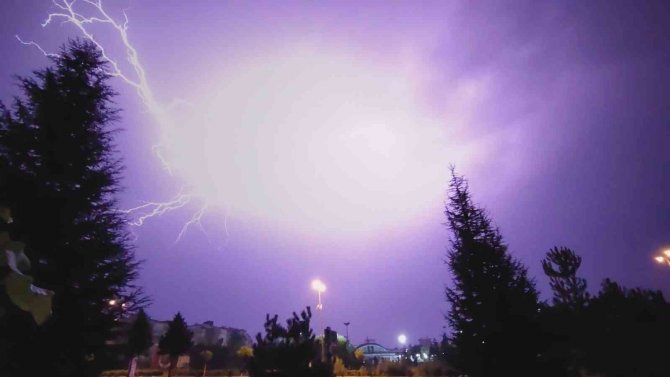Geceyi Gündüze Çeviren Şimşekler Eşsiz Görüntüler Oluşturdu