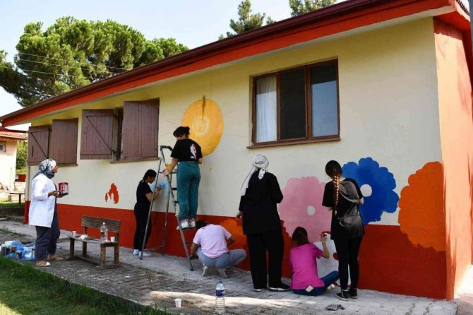 Köy Yaşam Merkezi’nin Duvarları Lise Öğrencileri Tarafından Boyanarak Süslendi