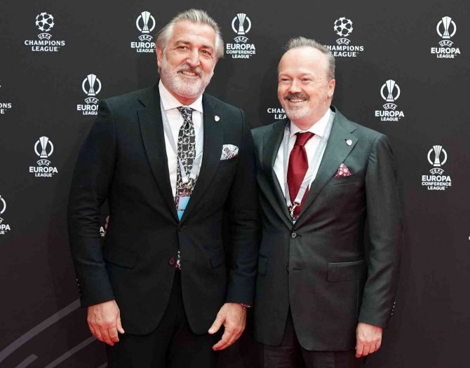 Kırmızı Halıda Yıldızlar Geçidi
