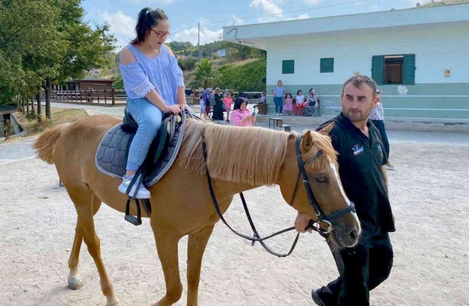 Özel Çocuklara Atlı Terapi