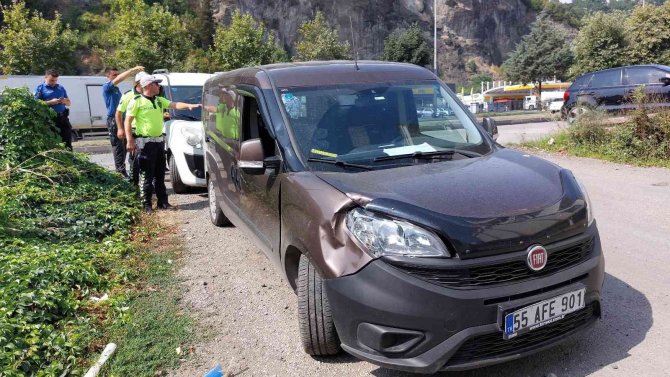 Hafif Ticari Aracın Çarptığı Yaya Ağır Yaralandı