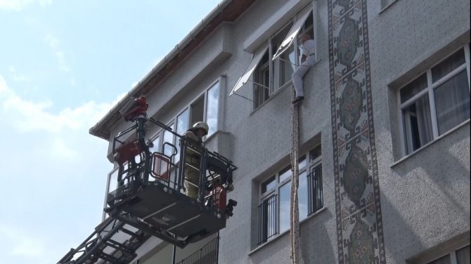 İ̇stanbul’da Film Gibi Olay: Bez Parçalarını Birleştirip Aşağıya İnmeye Çalıştı