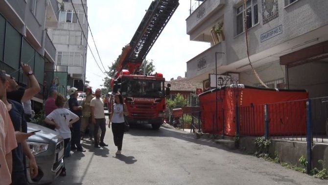 İ̇stanbul’da Film Gibi Olay: Bez Parçalarını Birleştirip Aşağıya İnmeye Çalıştı