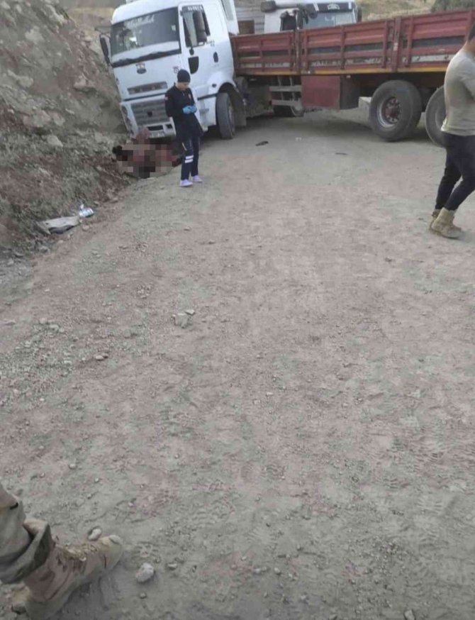 Yardım Beklerken Gölgesinde Oturduğu Tır Hareket Etti, Feci Şekilde Can Verdi